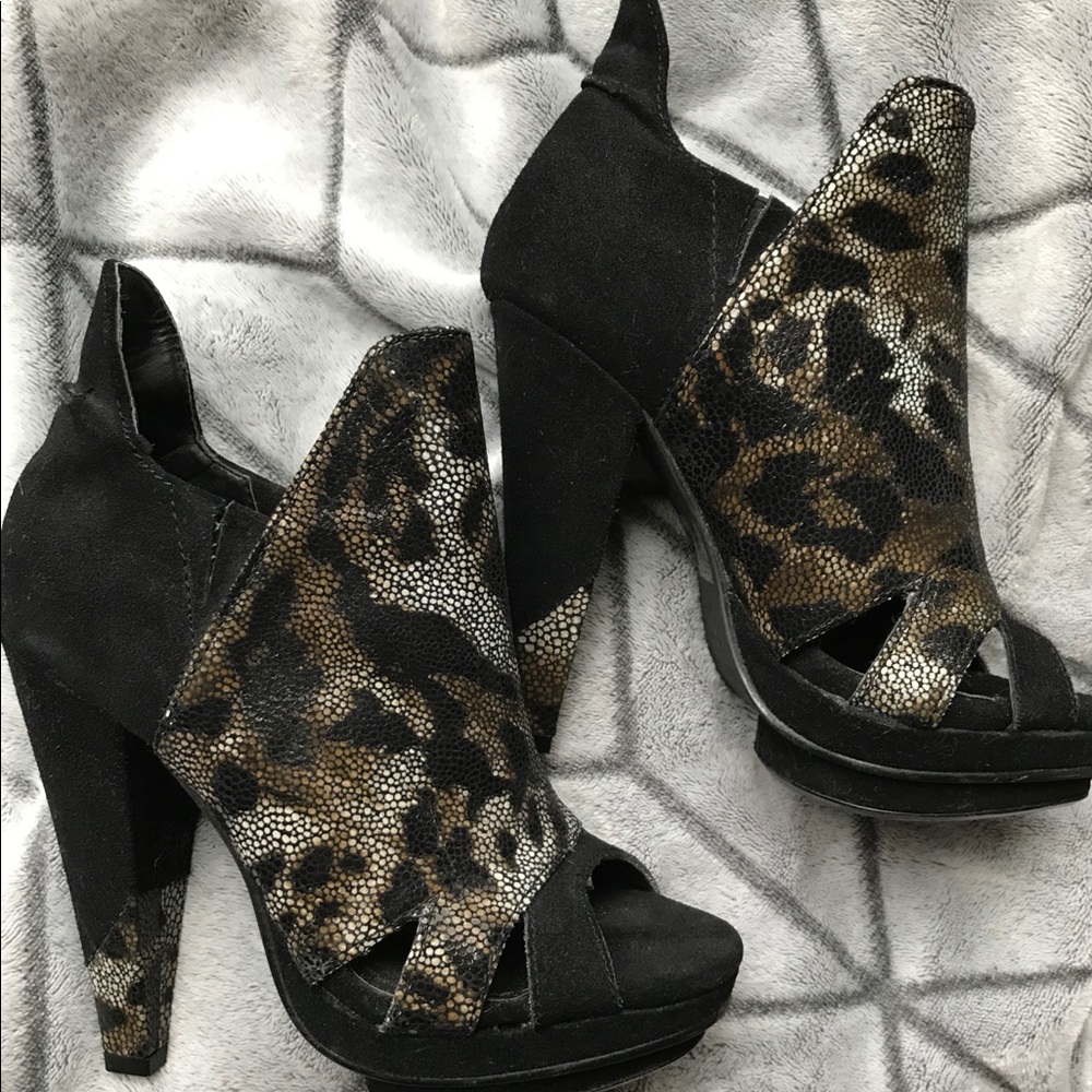 Colin Stuart black suede/leopard heels